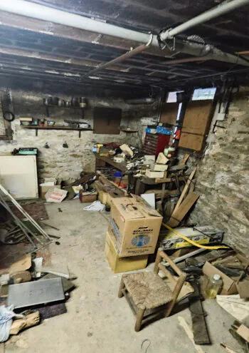 Avant le débarras D : espace encombré