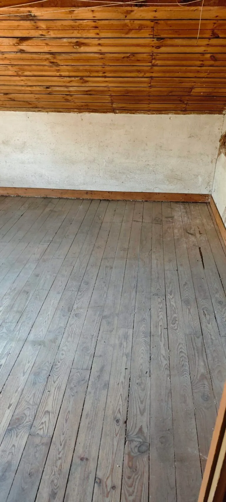 Espace sous la pente du grenier libéré après le débarras